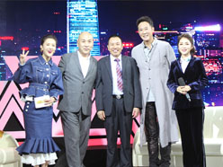 新望董事長(zhǎng)羅永輝與著名歌星劉尊老師、汪正正老師、郭津彤老師、主持人雅琪在北京電視臺(tái)錄制節(jié)目現(xiàn)場(chǎng)親切合影